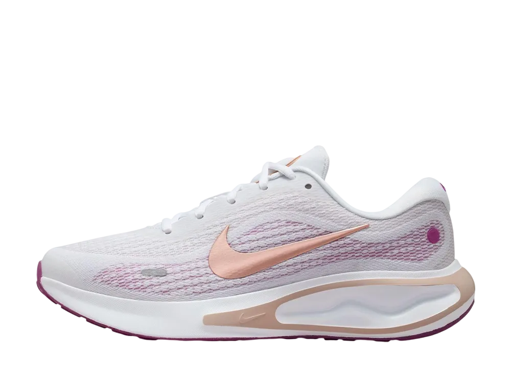 ナイキ ウィメンズ ジャーニーラン "ホワイト/メタリックレッドブロンズ/ホットフューシャ"