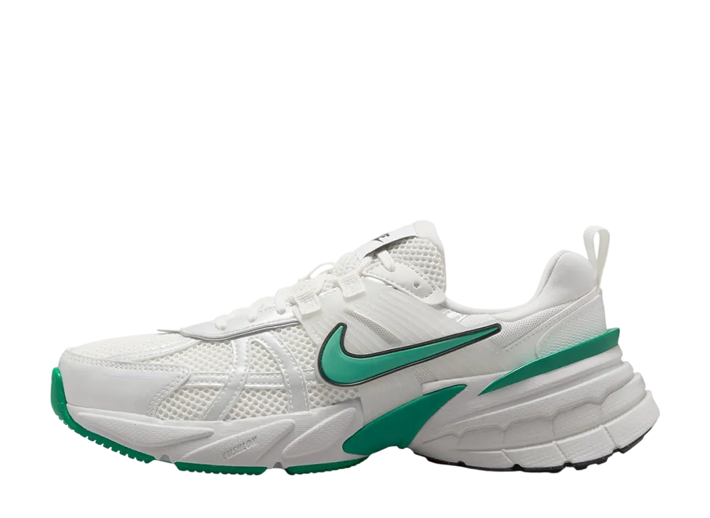 ナイキ ウィメンズ V2K ラン "セイル/スタジアムグリーン/ペールアイボリー/ブラック"