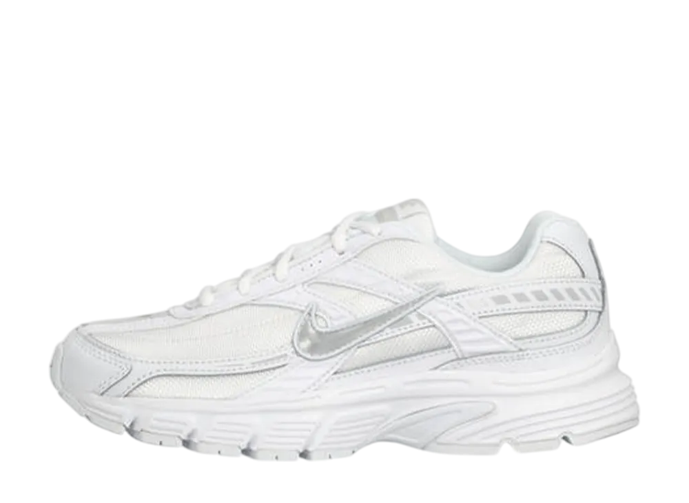 ナイキ ウィメンズ イニシエーター "ホワイト/メタリックシルバー/フォトンダスト"