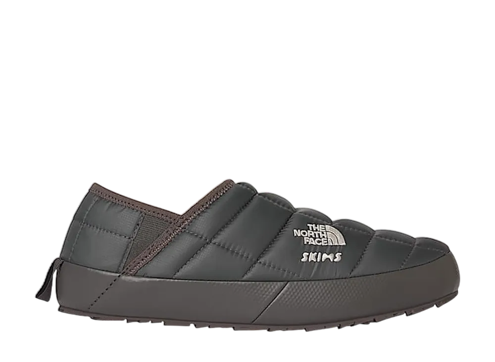 スキムズ × ザノースフェイス ウィメンズ サーモボール トラクション V ミュール "ガンメタル"