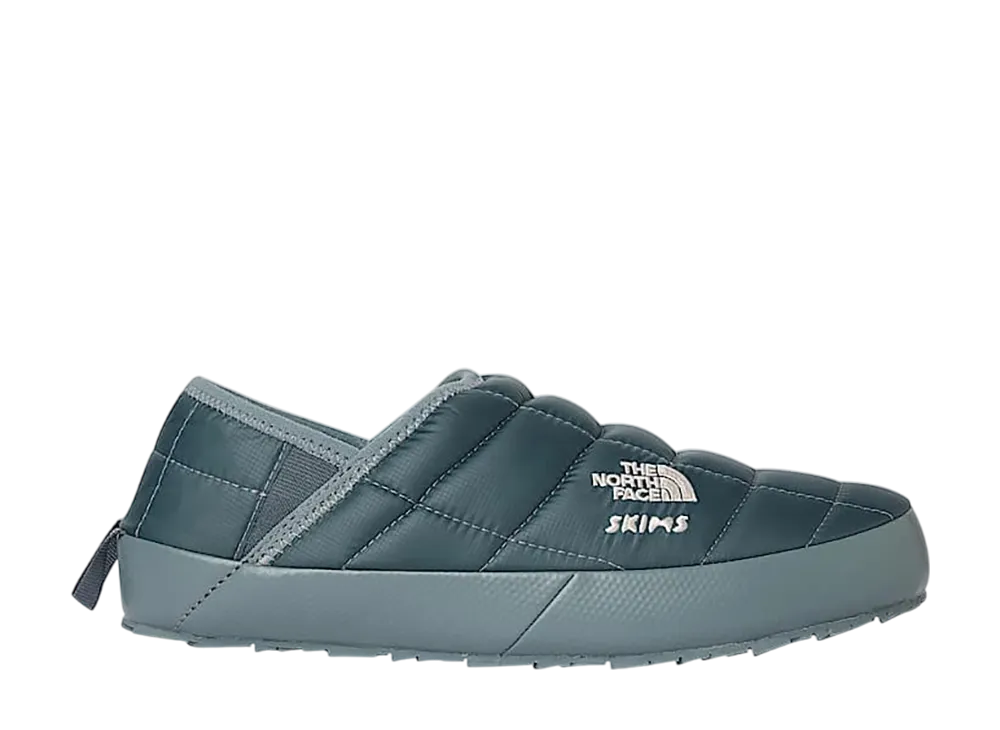 スキムズ × ザノースフェイス ウィメンズ サーモボール トラクション V ミュール "カヤナイト"
