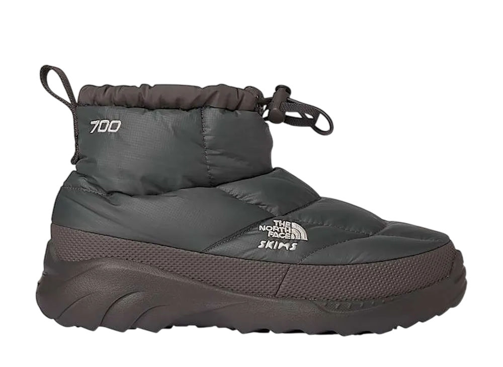スキムズ × ザノースフェイス ヌプシ トラクション チャッカ ブーツ "ガンメタル"