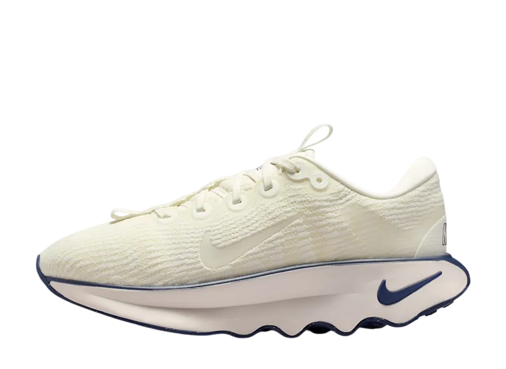 ナイキ ウィメンズ モティバ "セイル/ココナッツミルク/ライトオーウッドブラウン/ミッドナイトネイビー"