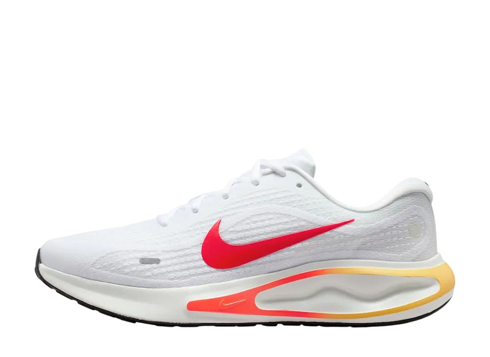 ナイキ ジャーニーラン "ホワイト/スプルースオーラ/トパーズゴールド/ブライトクリムゾン"