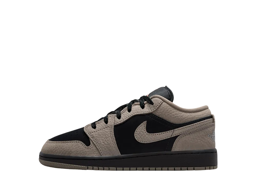 ナイキ GS エアジョーダン1 ロー SE "ブラック/ライトワイルドマンゴー/オリーブグレー" (キッズ)