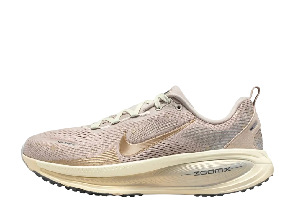 ナイキ ウィメンズ ボメロ18 SE "クリーム2/ココナッツミルク/ライトスモークグレー/メタリックゴールドグレイン"