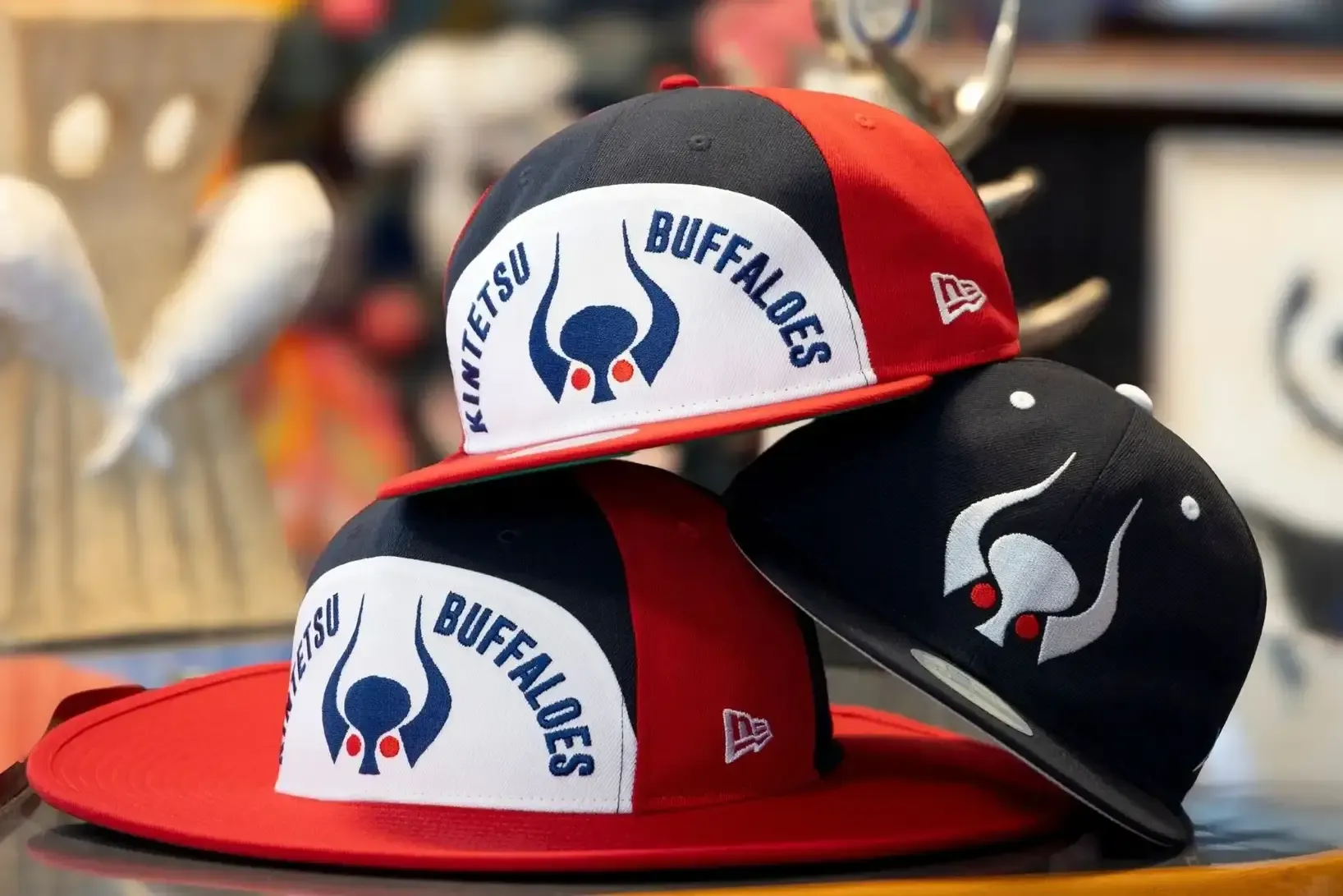 岡本太郎 × NEW ERA®が再タッグ!「猛牛」ロゴを配したカプセルコレクション
