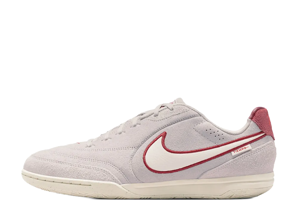 ナイキ ティエンポ ストリートガト PRM "ムーンパーティクル/チームレッド/チョーク"