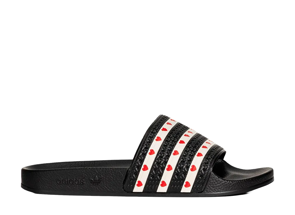 アディダス ウィメンズ アディレッタ サンダル "コアブラック/ワンダーホワイト/ベタースカーレット"