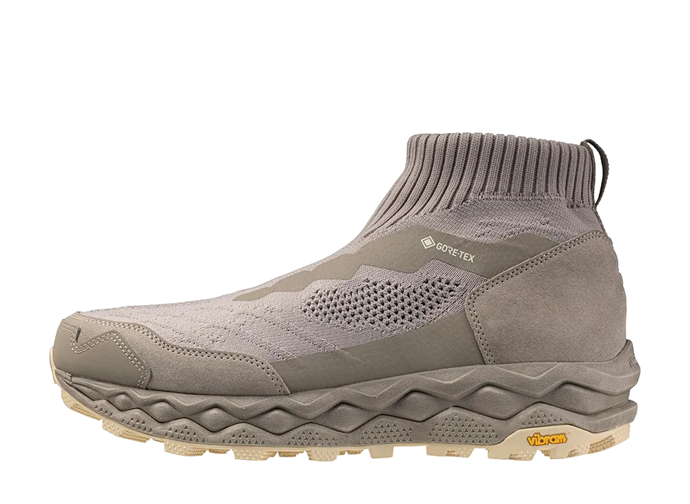 ノンネイティブ × ミズノ ウェーブムジン LS ミッド ゴアテックス "ライトグレー"