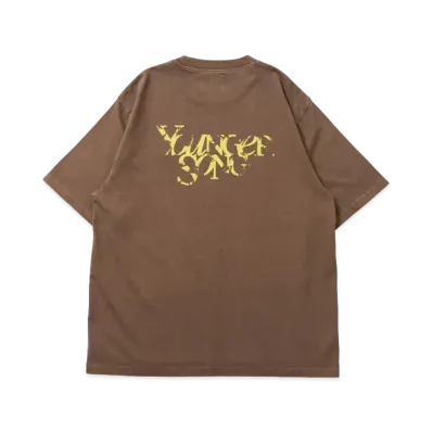Younger Song pigment Universal logo T "Brown"