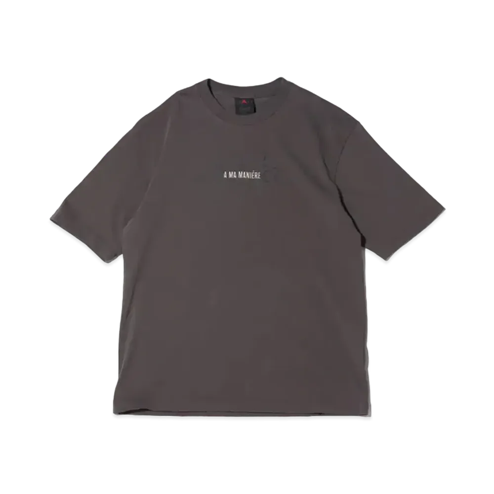 A MA MANIERE × JORDAN Tee "Midnight Fog/Light Cream"
