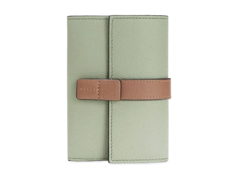 ロエベ バーティカル ウォレット スモール (ソフトグレインカーフ) "ローズマリー/タン" C660S86X01 0010526572