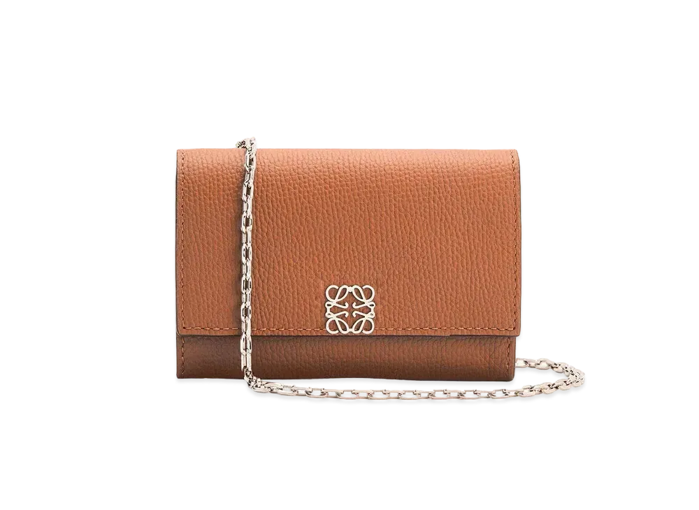 LOEWE Anagram Wallet On Chain In Pebble Grain Calfskin "Tan"