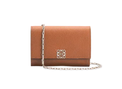 LOEWE Anagram Wallet On Chain In Pebble Grain Calfskin "Tan"