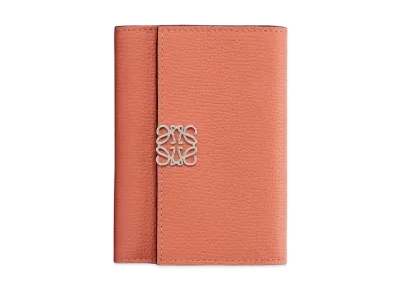 LOEWE Anagram Small Vertical Wallet In Pebble Grain Calfskin "Pink Tulip"