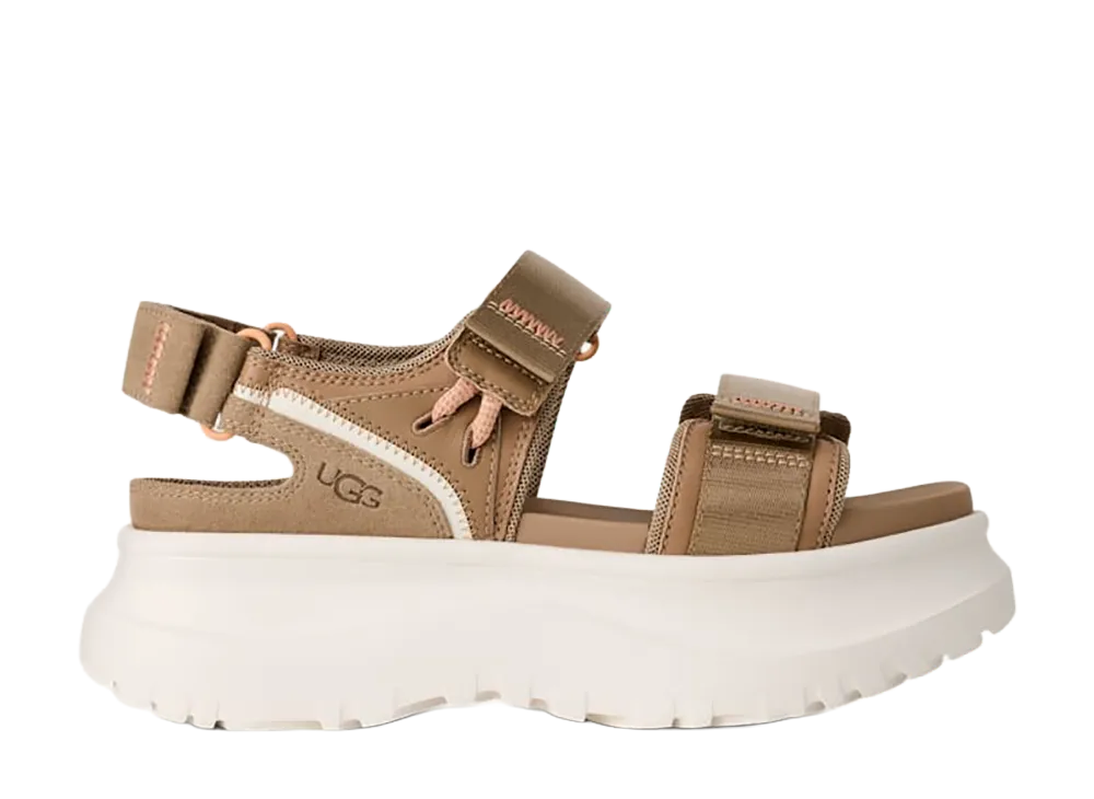 アグ ウィメンズ アストロメトロ ストラップ "サンド/ジャスミン"
