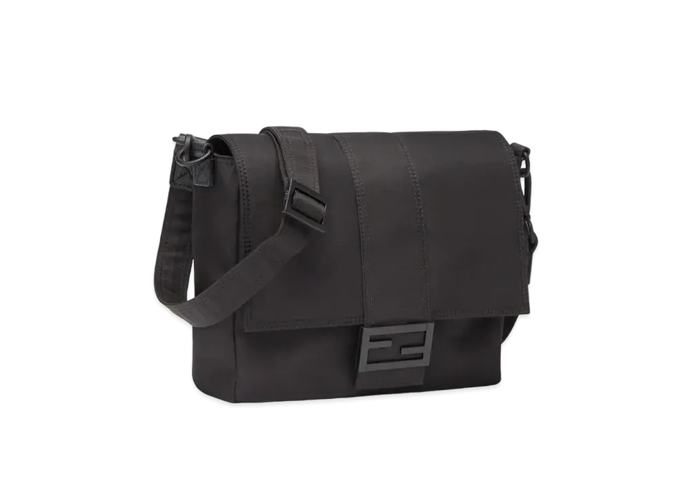 美品【FENDI】メッセンジャーバッグ　ナイロン　ブラック　ポーチ付き FENDI】フェンディ メッセンジャーバッグ バッグ (FENDI