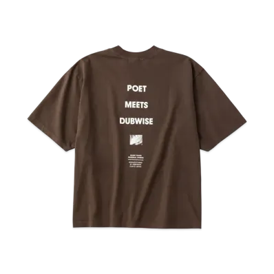 POET MEETS DUBWISE PMD Loose Fit Logo T-Shits "Mocha"