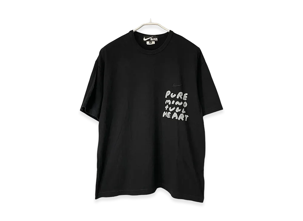 ブラックコムデギャルソン x ナイキ オーバーサイズサイドメッセージプリントTシャツ "ブラック"
