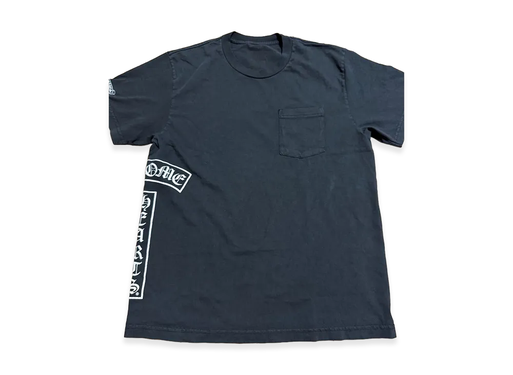 クロムハーツ ソーププラスウォーター ヴァーティカルサイドロゴ Tバー ショートスリーブ Tシャツ "ブラック"