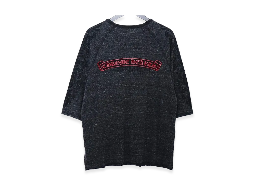 クロムハーツ オールド スクロールラベル フローラルクロスプリント ヘンリーネック 3/4 Tシャツ "グレー"