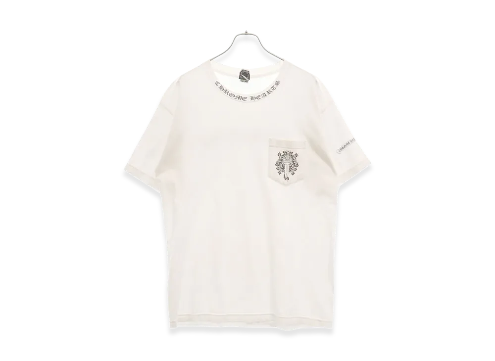 クロムハーツ オールド ネックロゴ ダガー バックスクロールラベル ショートスリーブ Tシャツ "ホワイト"
