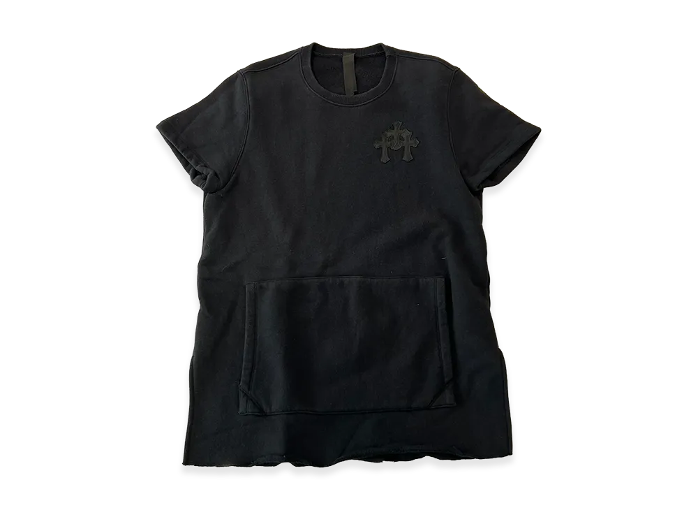 クロムハーツ ワイノット セメタリークロス レザーパッチ ポケットスウェットTシャツ "ブラック"