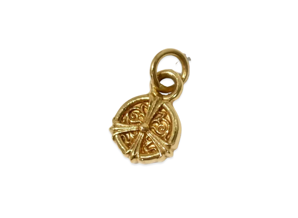 クロムハーツ 22K スタックピースサインチャーム "イエローゴールド"