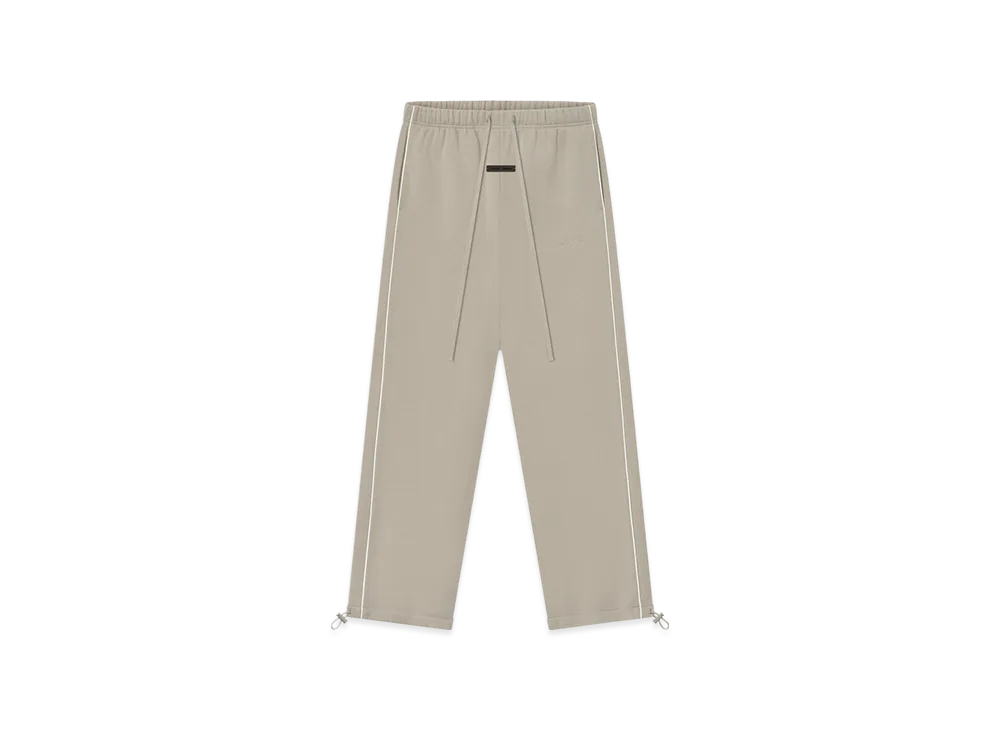 FEAR OF GOD ESSENTIALS Relaxed Fleece Sweatpant With Piping "Timber/Cloud White"