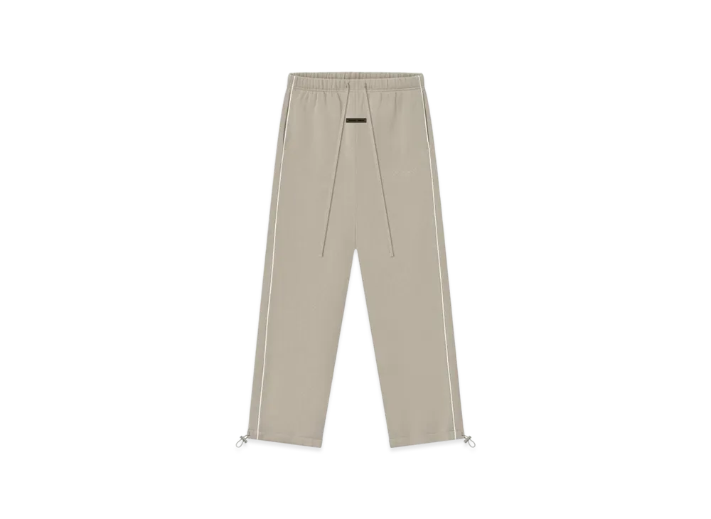 FEAR OF GOD ESSENTIALS Relaxed Fleece Sweatpant With Piping "Timber"
