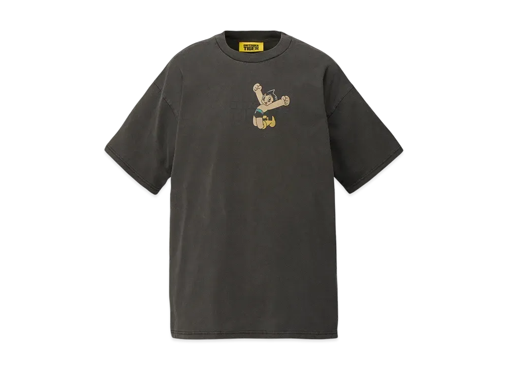 オニツカタイガー 鉄腕アトム コラボシャツ オニツカタイガー『鉄腕アトム』コラボ、“タイガーイエロー”ブーツ履い