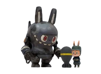 THE FAMILY / HOW2WORK AND THE LITTLE HUT "THE MONSTERS" S.A.F.S Thunderbolt with Mini Labubu Pilot