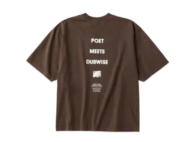 POET MEETS DUBWISE PMD Loose Fit Logo T-Shits "Mocha"