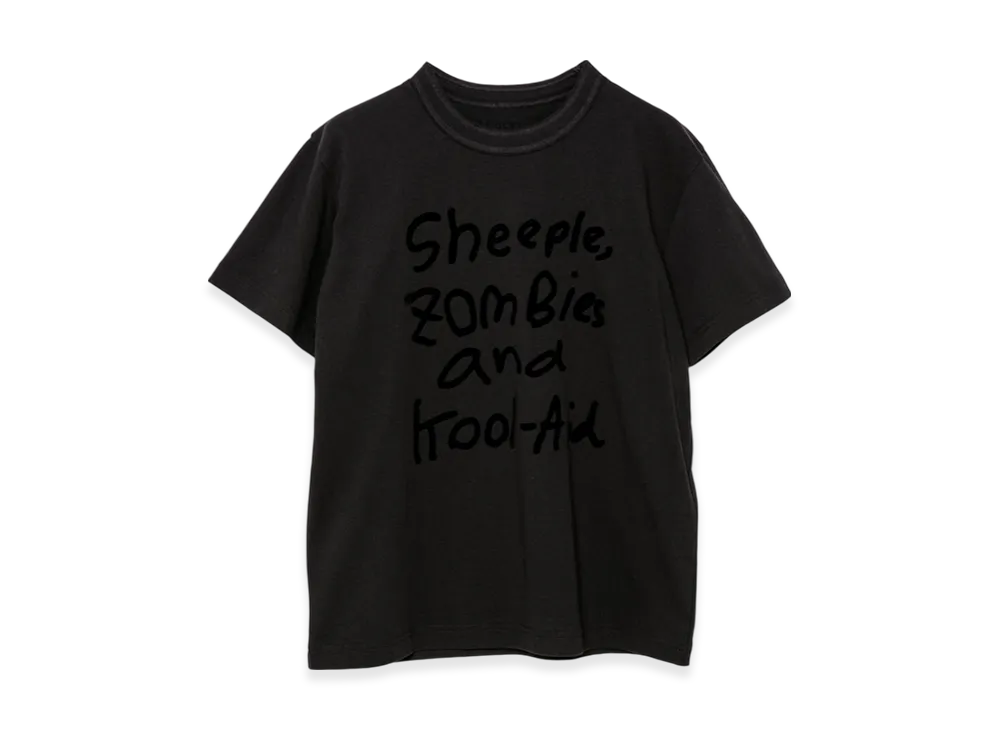 サカイ x マッドサキ フロックプリント Tシャツ "ブラック"