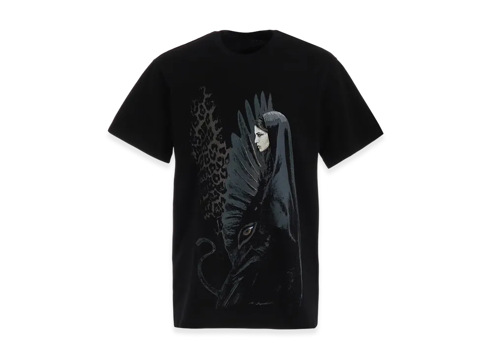 S'YTE x Koichi Iyoda Artwork Printed T-Shirt -Sphinx- "Black"