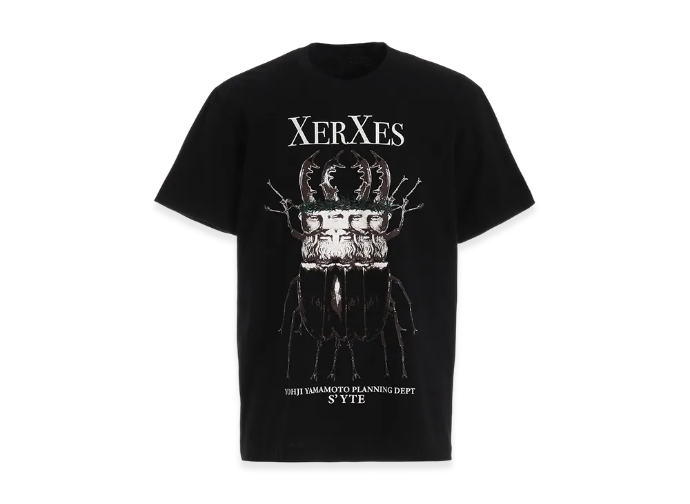 S'YTE x Koichi Iyoda Artwork Printed T-Shirt -Xerxes- "Black"