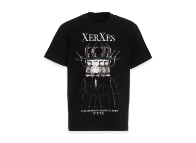 S'YTE x Koichi Iyoda Artwork Printed T-Shirt -Xerxes- "Black"