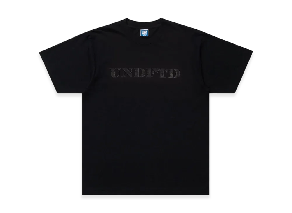 UNDEFEATED Stencil S/S Tee "Black"