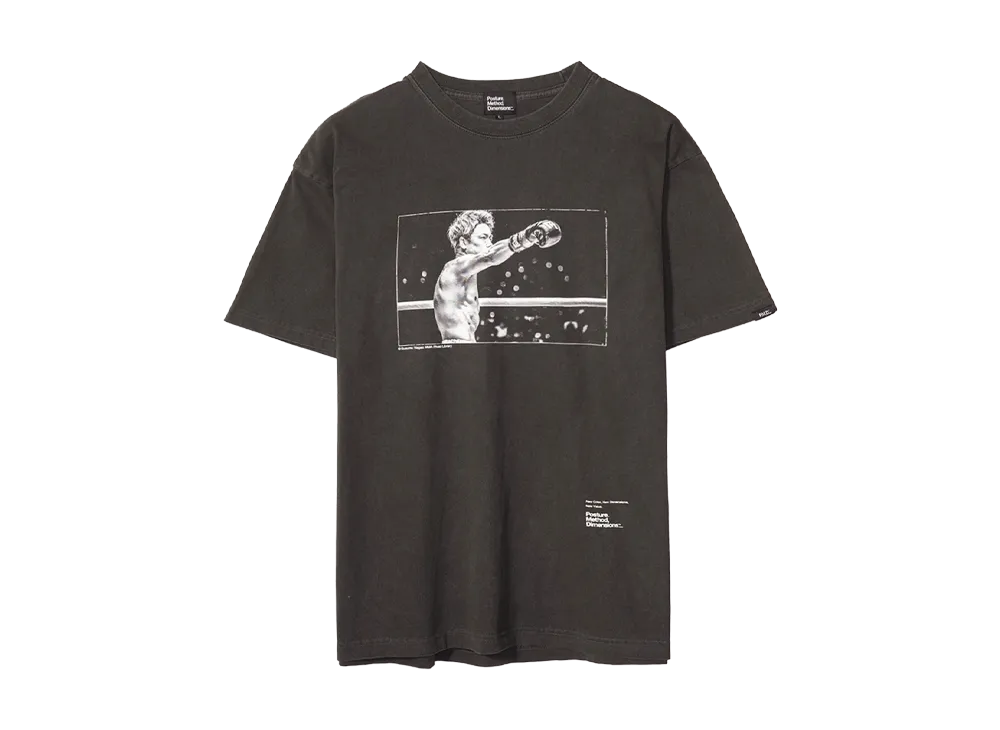 武尊 引退記念 \ Posture_Method, Dimensions_ x Takeru Natural Born Krusher 2026 Tee "CHARCOAL"