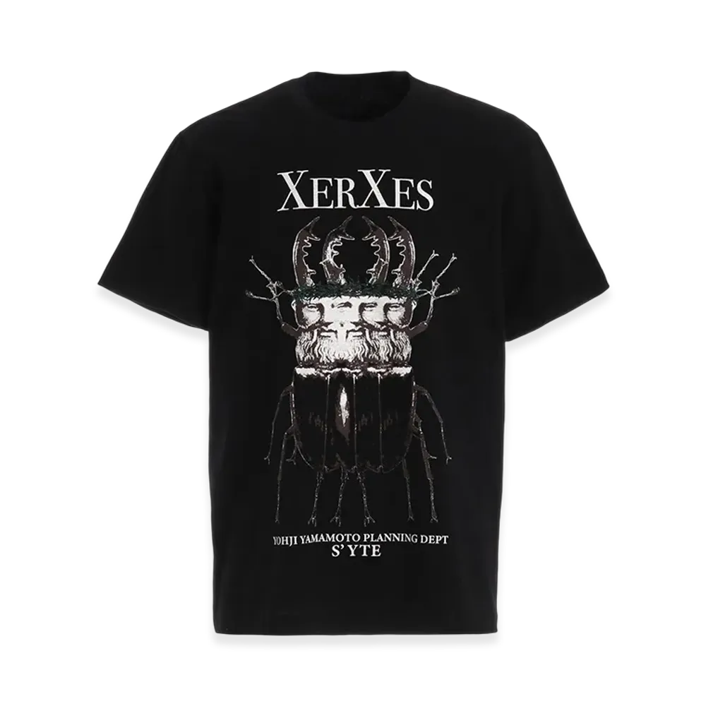 S'YTE x Koichi Iyoda Artwork Printed T-Shirt -Xerxes- "Black"
