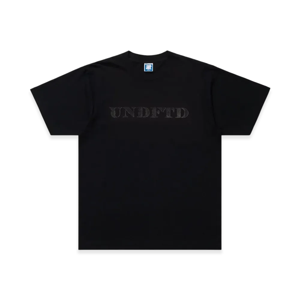 UNDEFEATED Stencil S/S Tee "Black"