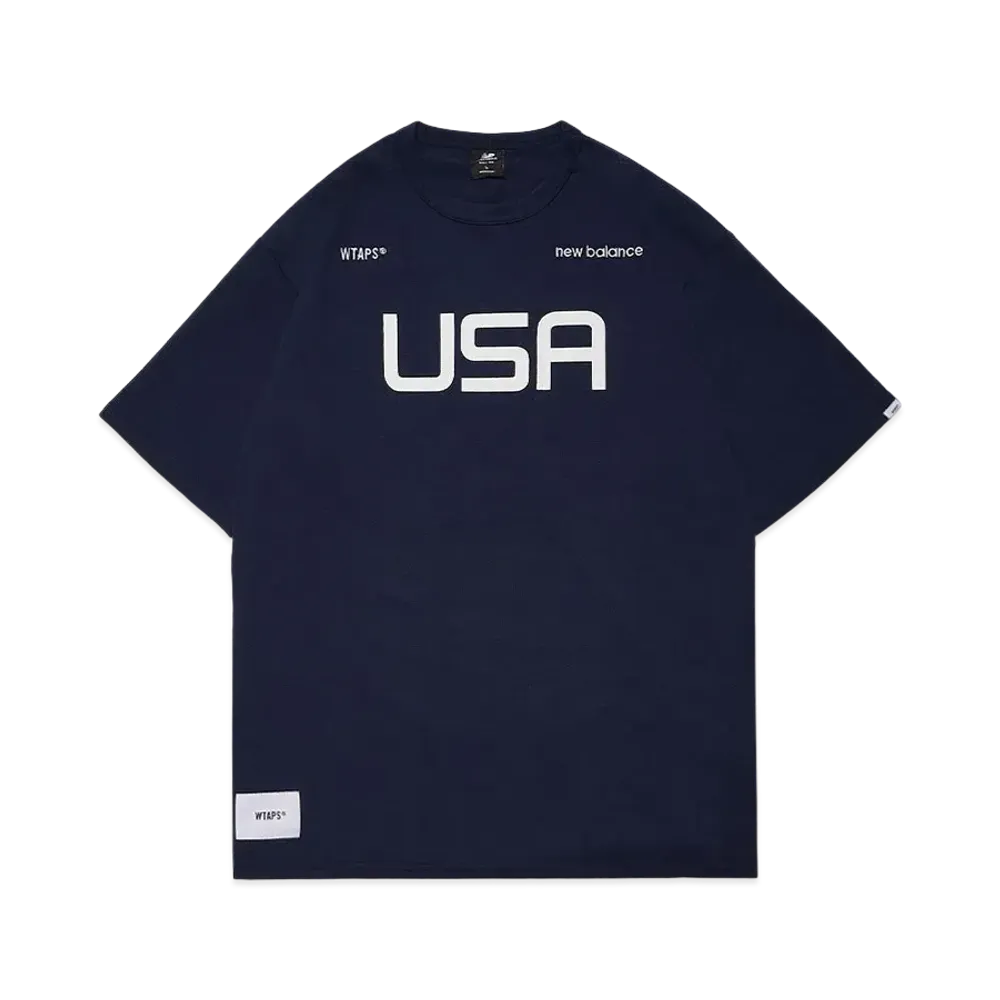 ダブルタップス ニューバランス アカデミー エスエス Tシャツ "ネイビー"