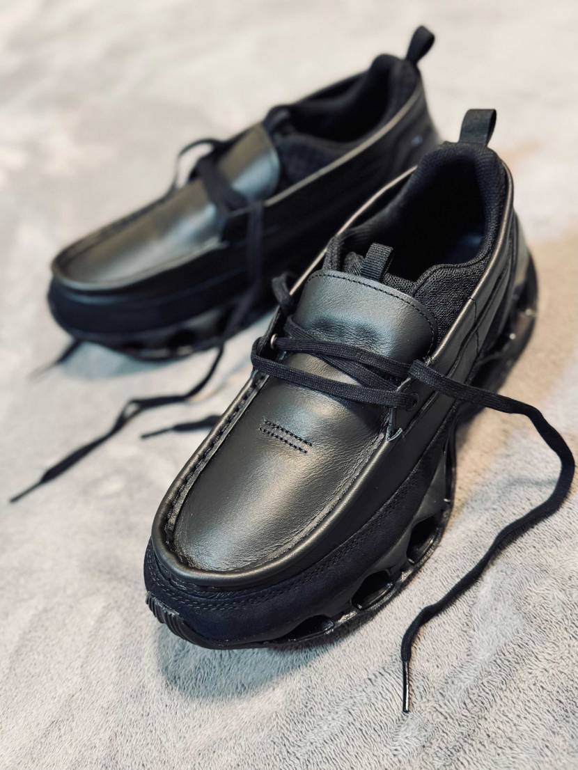 シューレースは2種類。そのうち一本はゴムタイプでストッパー付き。こっちの方が好み