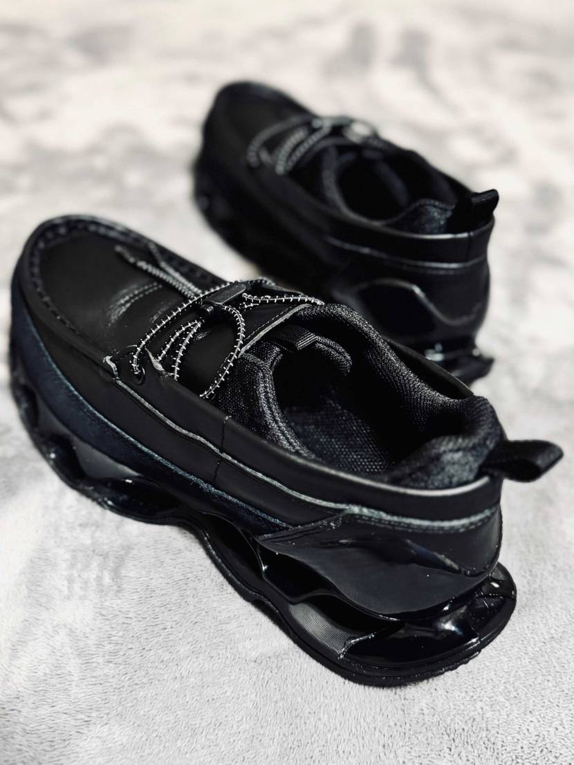 シューレースは2種類。そのうち一本はゴムタイプでストッパー付