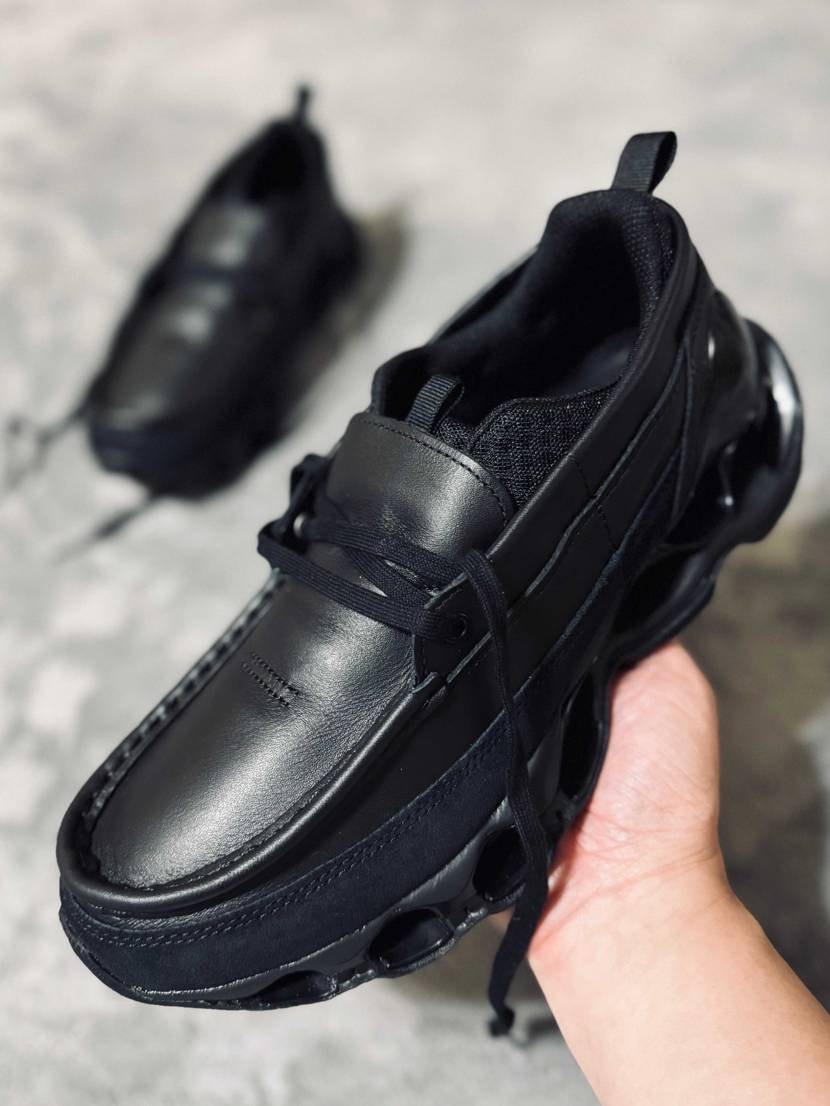 シューレースは2種類。そのうち一本はゴムタイプでストッパー付