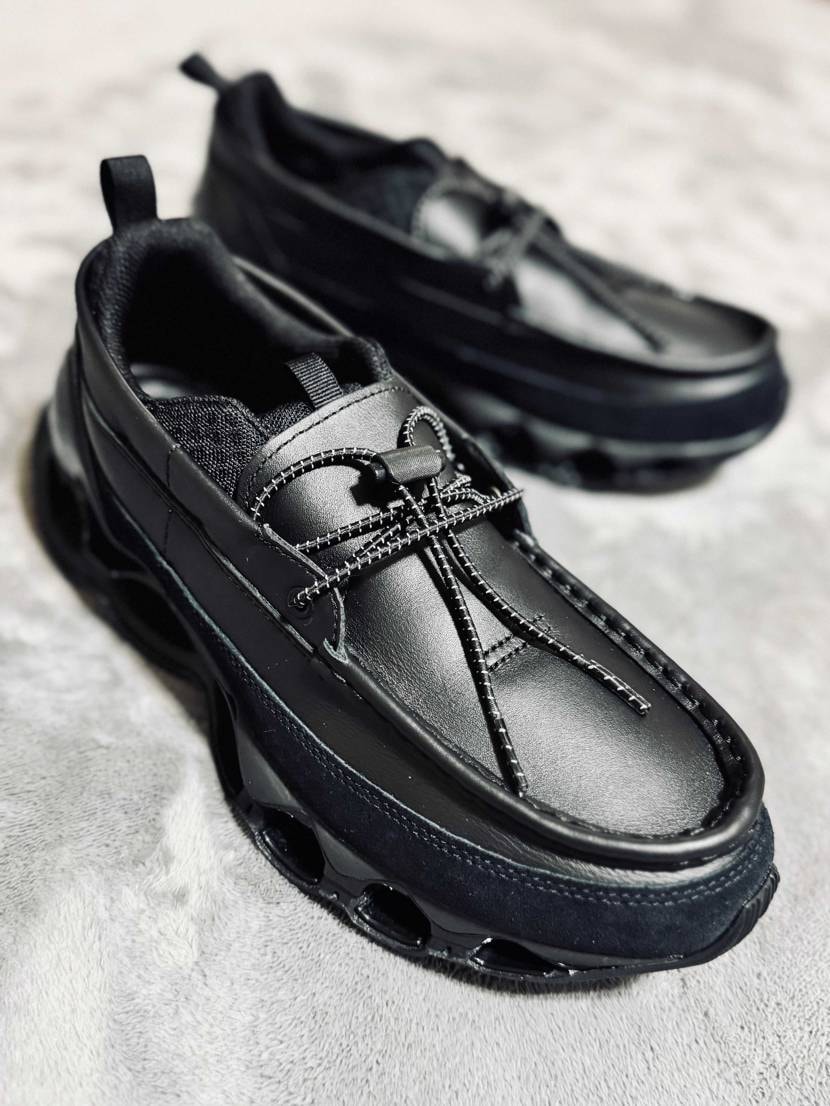 シューレースは2種類。そのうち一本はゴムタイプでストッパー付