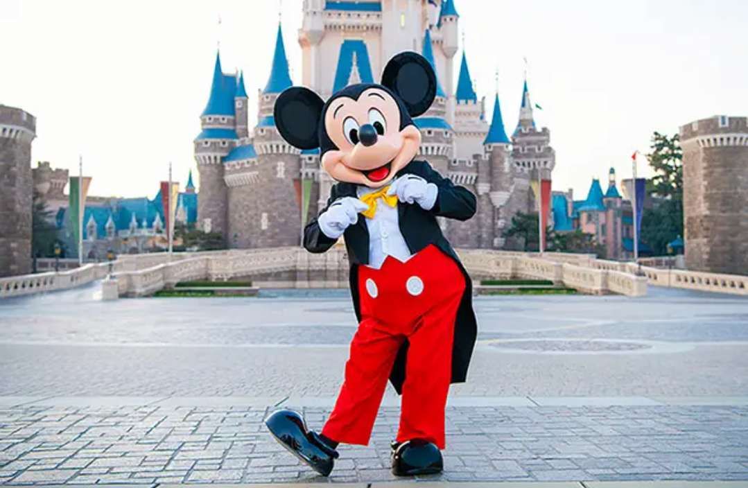 質問です。
夢の国っぽいカラーリングで合わせて履いて行くAJ1 ハイなら皆様何を