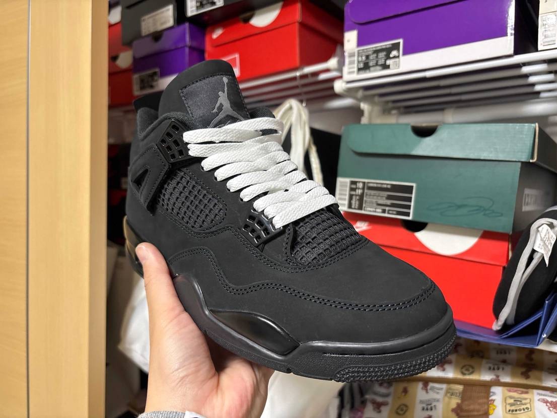 邪道かもしれませんが、ブラックキャットにあえて白紐を通そうと決めてました。