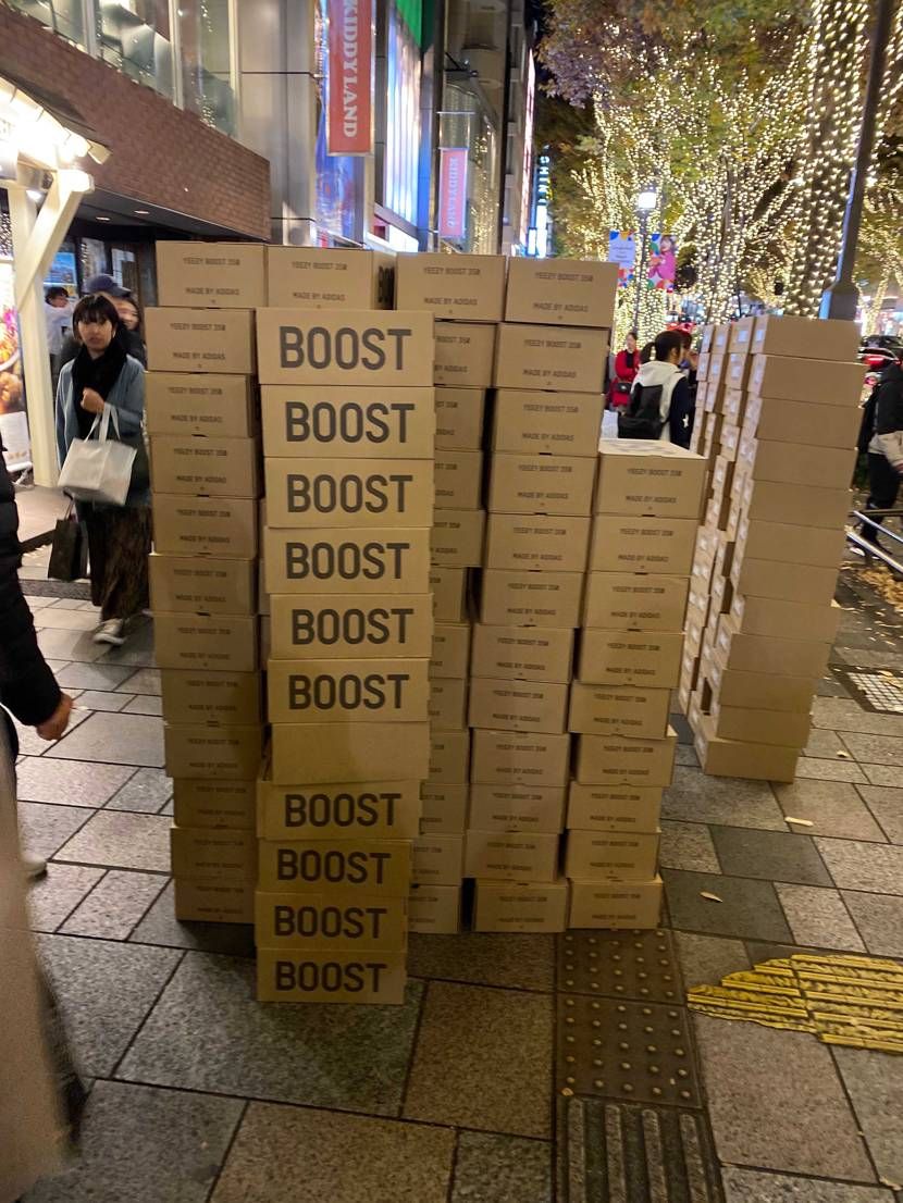 イージーを購入した後、原宿をぶらぶらしていたらすごい光景を目の当たりにしました笑